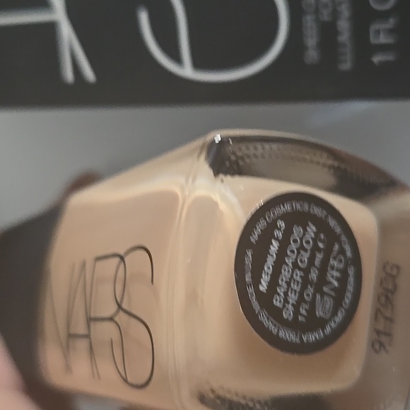 NARS Sheer Glow Foundation - Picture 2 of 4
